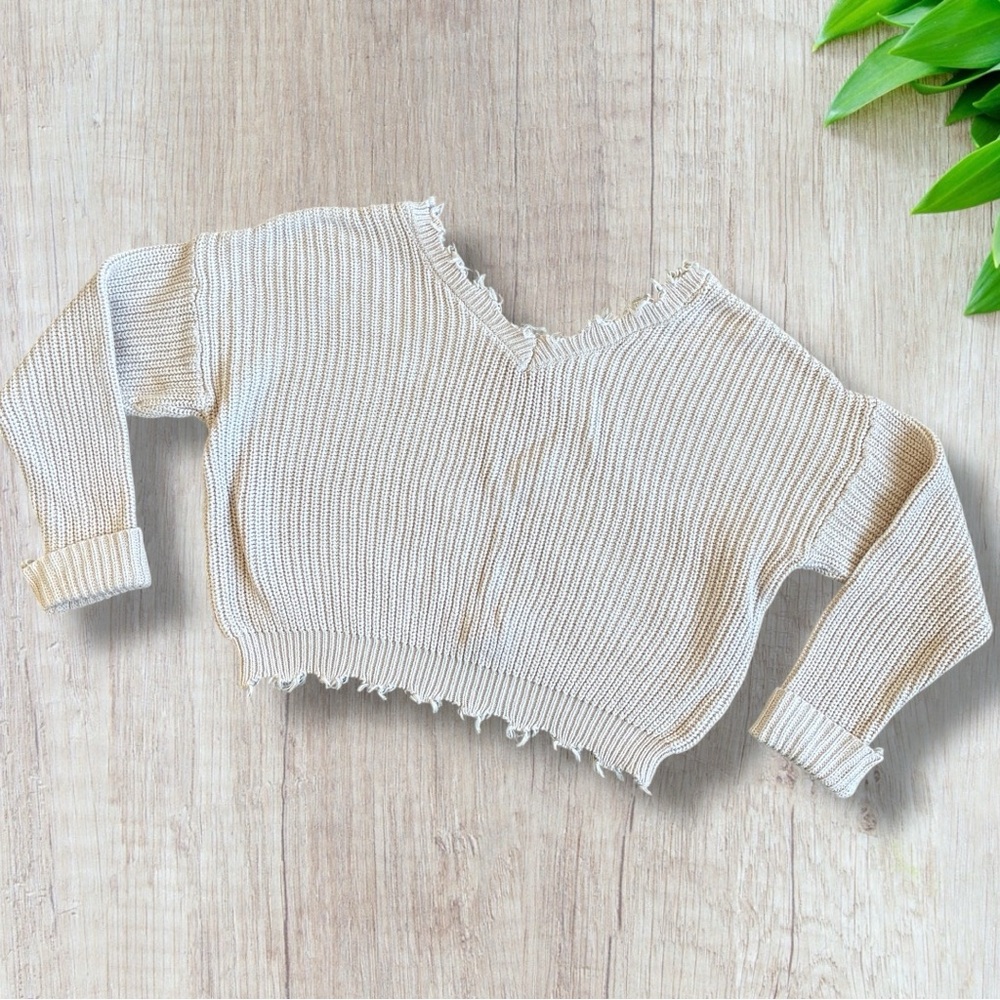 Moon & Madison Beige Distressed Hem Cropped V-Neck Sweater Size Medium